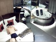 圆床套房年轻情侣激情造爱娇小短发美女被男友压着操干出好多白浆冲刺的时候超级刺激射完妹子还检查套子漏没漏