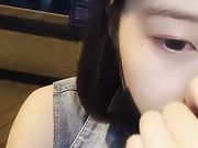美女主播晚上没穿内裤在天桥玩露出摸逼期间有不少人路过