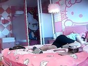 穿的像医院病号服的妹子挑逗男友无果,从箱子里翻出一件清纯款碎花长裙穿上后成功诱惑男友啪啪