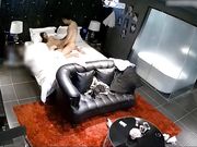 奢华套房年轻大学生情侣开房造爱激情互舔猥琐眼镜男