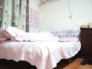 。夜晚在出租屋偷拍女友00后小姐姐苗条美乳肤白温柔