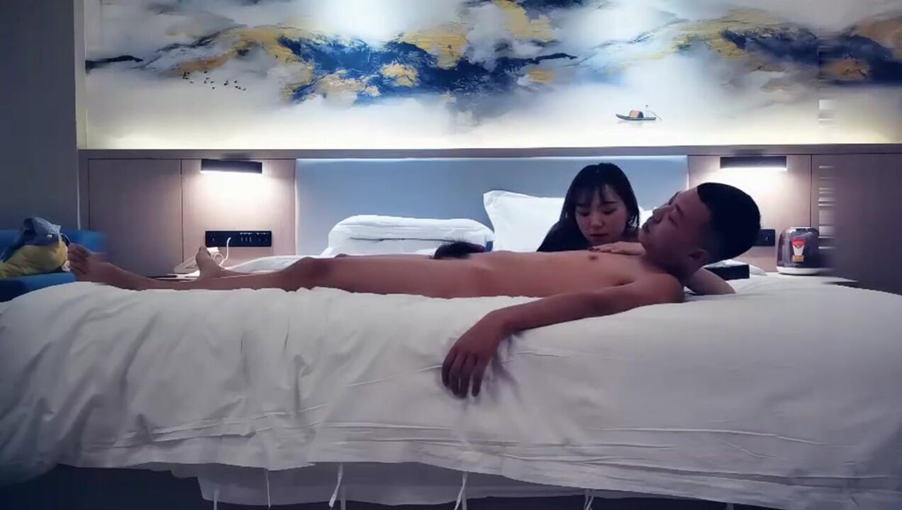 黄先生酒店重金约2位高颜值美女左拥右抱一起玩02
