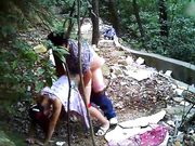 小树林野战系列连衣裙小姐在这么恶劣的环境下居然玩了几个经典的招式