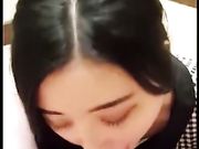 漂亮大眼华裔美女跪着吃大洋屌 这口活技术真心好从头舔到尾太爽了