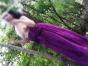 树林拍摄写真时故意坦胸露乳不停的往树上操勾引导演