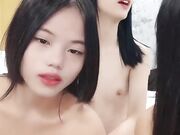 当着两个闺蜜 苗条妹子和男友无套啪啪 大屌多角度操逼 白浆很多
