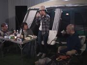 城镇营 NTR 令人震惊的戴绿帽子视频 一个妻子在帐篷里被圈住 向井藍1
