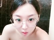 浴缸里操逼眼镜良家型美女骑乘位抽插