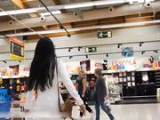 迪卡侬门事件女主角又玩出新高度真空逛超市商场随机拿各种货品自慰