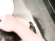 酒店灰T黑丝高跟马桶上后入一下把逼逼塞满了