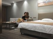 日久深情帅小伙酒店操外围齐逼短裤美腿吸吮