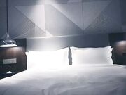 沈先生探花甜美牛仔短裤妹子发上骑坐抽插