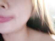 小骚婊自己抠逼玩到高潮喷水主动给小哥舔鸡巴