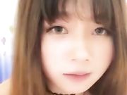 看着年龄不大挺萌的美女主播全裸漏逼道具尾巴插BB大秀