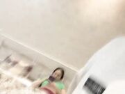 俄罗斯妹妹小巧坚挺美乳自摸无毛肥穴 骑在身上磨深插