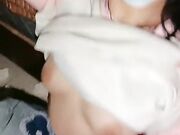 隔壁的小娘子真骚 淫水多多发情期 衣服都没脱光就草上了