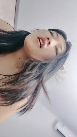 黑丝露脸床上的极品尤物被大鸡巴顶到受不了 温柔的舔弄大鸡巴淫声荡语不断