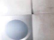 丰乳肥臀翘起抖动 掏出大奶子揉捏 张开双腿摸骚逼 到卫生间站立尿尿
