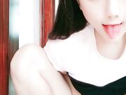 模样清纯可人的小美女 扒开衣服让狼友看清楚小美乳 小道具自慰小鲍鱼