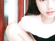 模样清纯可人的小美女 扒开衣服让狼友看清楚小美乳 小道具自慰小鲍鱼