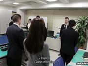 Suck The Dicks Of Her Colleagues 办公室里给六个同事吸鸡巴