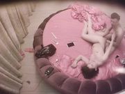 酒店情趣炮房偷拍猥琐锅盖头男和好身材妹子啪啪 战斗力不够要靠用手来满足妹子