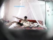 浪漫主题宾馆小伙把美女妹纸按床上扒光猛搞私处啪啪打几炮不知因为啥吵起来了