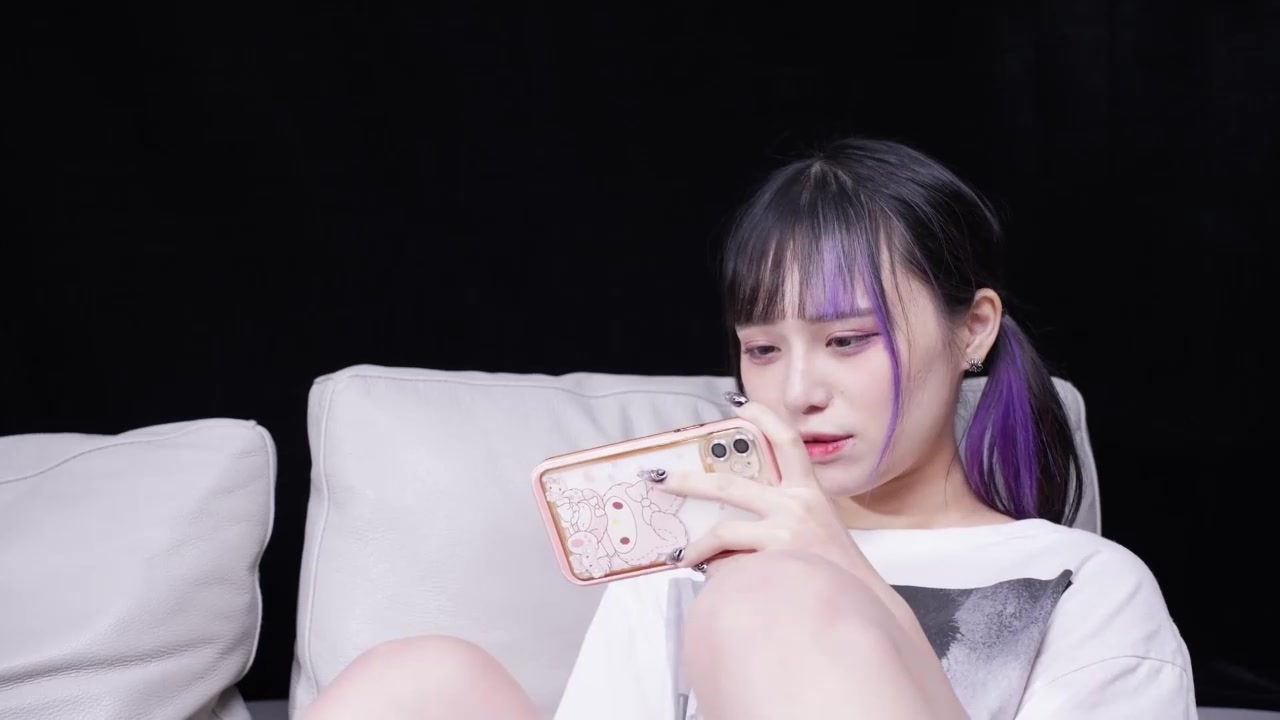超可爱的妹子，娇羞的样子真是让人十分怜爱，好想抱起来炒