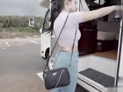 漂亮美女吃鸡啪啪_身材超棒_前凸后翘_奶大屁屁大_大白天在野外房车上被黑祖宗无套输出
