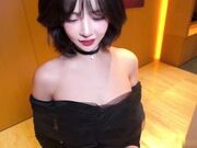 穿着性感女仆装的女友我一进酒店就在等着我