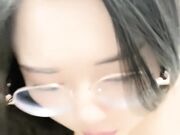 眼镜妹子携自己的男友无套啪啪女上位打桩下下到底 肉色丝袜丰满大屁股