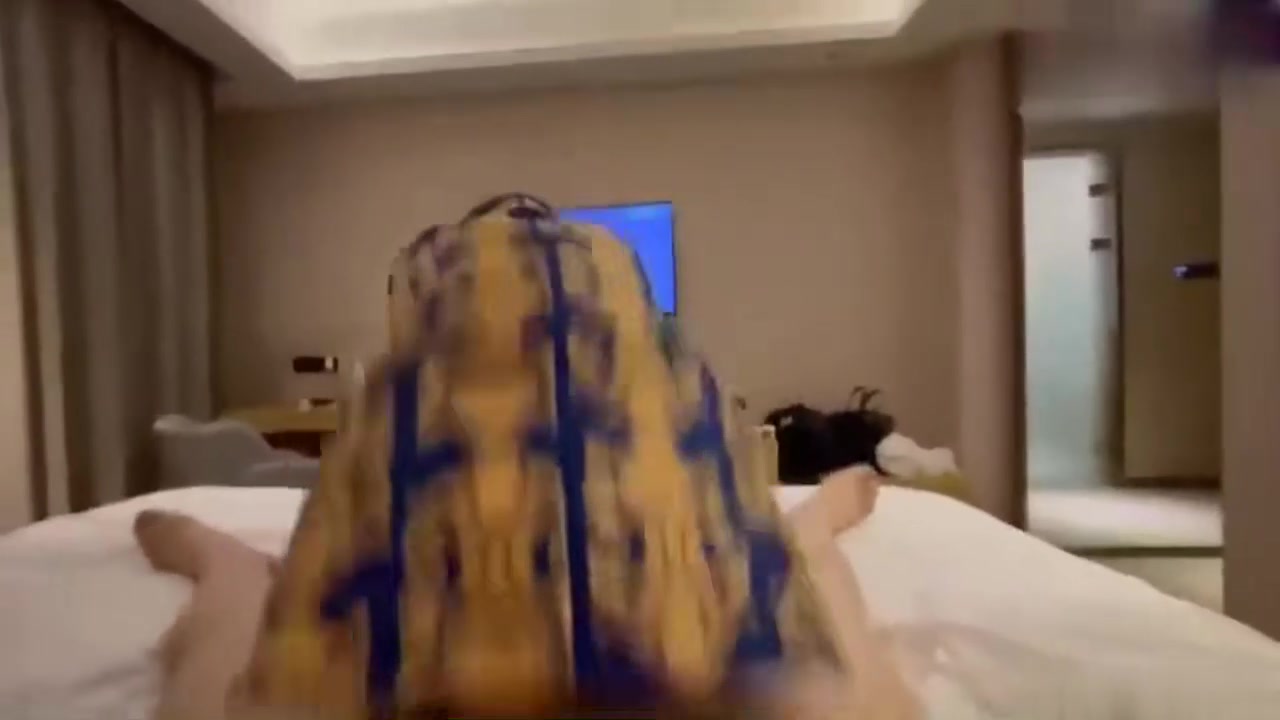 某男企业白领分享在公司白嫖了三年的女同事，后入打的屁股都红了