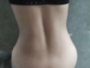 老婆不在家大神找来黑丝美女同事在厨房就开干