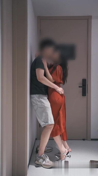 一回到家女友就帮我摁在强势想让我内射她