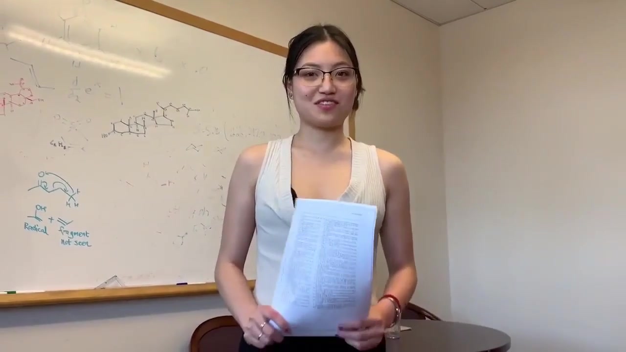 性感的黑丝华裔美女被老外上司按在办公桌上啪啪啪