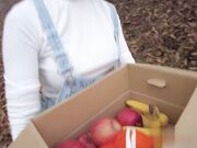 与美女蔬菜送货员进行激烈的汽车性爱。乳房和车都是激烈摇晃的骑乘位，用力中出。