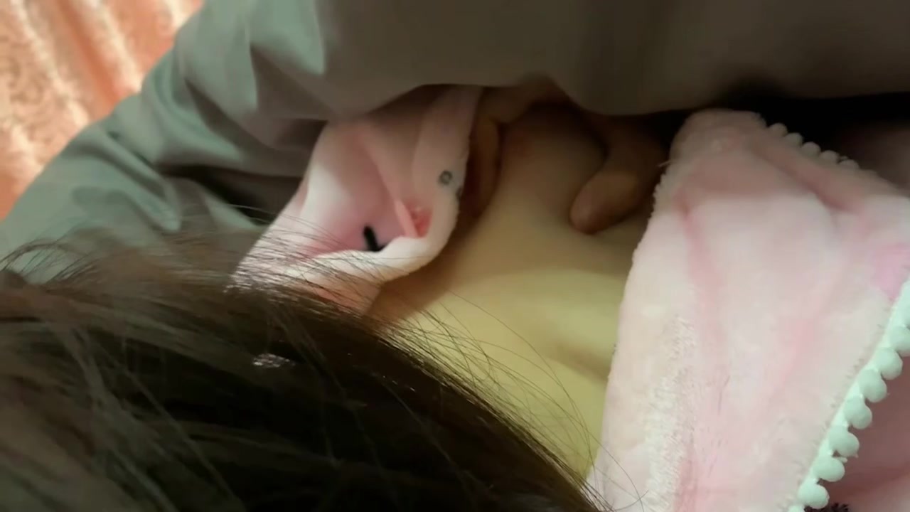 高颜值情侣家中艹逼，舔逼吃掉，无套插入，能看见大屌在嫩逼中进进出出！