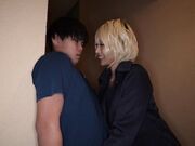 教练为这样一个疲惫的女人按摩身体1