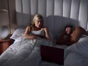 巨乳骚逼女友喜欢用大奶子和湿透的骚穴取悦她的男人插入内射