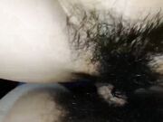街头尾随眼镜女友到出租房激情啪啪 妹子逼毛好浓密 水太多几次多滑出