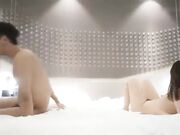 阳光小美女性格太温柔了 服务态度非常好声音也很甜 被小哥重重的身体压在下面