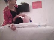 足浴会所撩妹苗条制服高跟女技师给了不少现金和妹子在房间按摩床浴室开干