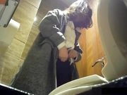 坐盗市最新流出GN牛人潜入公共场所偷拍精选近距离尿尿
