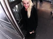 骚逼给钱可以随便干直接在大街上就脱下裤子让大鸡巴操