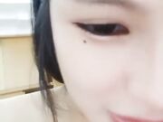 娜娜苏苗条妹子约了个炮友啪啪 深喉口交舔弄上位骑乘抽插 搞完再假吊跳蛋自慰
