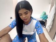 拉丁裔大奶辣妹还上睡衣直接扑倒我开始榨精放松服务