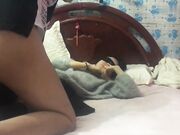 晚上加班吃宵夜灌醉未婚女同事蒙着眼睛把她下面摸出水性奋后主动吃鸡巴做爱