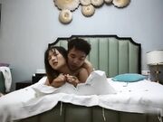 只搞嫩妹胸前满纹身极品女 转战到床上第二炮 拿出振动棒抽插