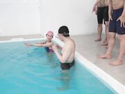 矮个子男生游泳队员集体侵犯巨乳教练1