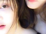 姐妹花互摸舔奶漏逼自摸